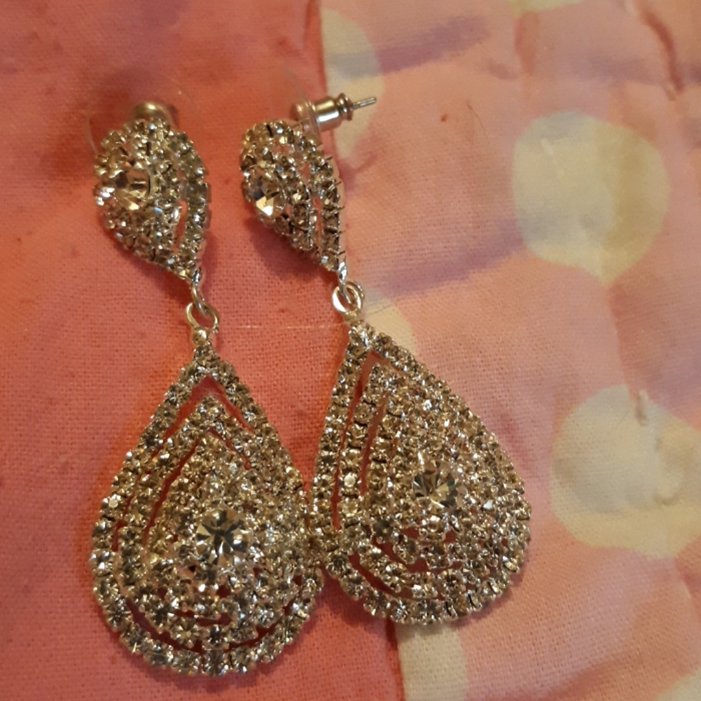 Swarvoskies crystal earrings